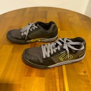 Size 42.5 (Men’s 9.5) 5.10 (Five Ten) Freerider Mountain Bikinb Shoes.